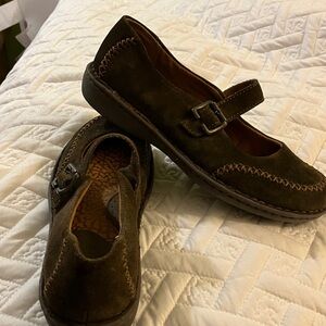 BORN Brown Suede Mary Jane Leather Flat Shoe‎ size US 108.5/EUR 40. Thick Sole